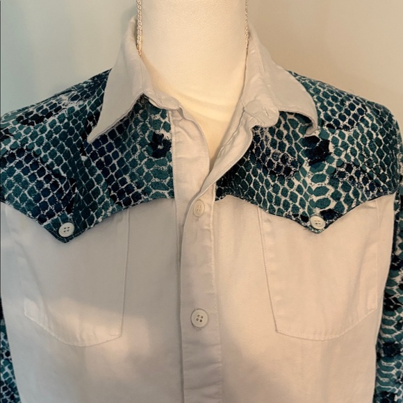 Vintage Light Blue & white Western button up women’s Shirt snakeskin pattern - Picture 5 of 7